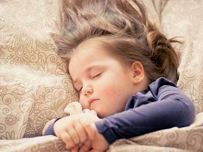על הספה - כתבות ומאמרים - הילדים הולכים לישון (2) אצל חברים – אבל מה עם ההורים?
